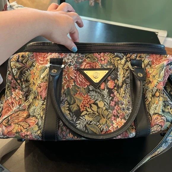 Medium size tapestry luggage, carry-on with strap never used some wear - Picture 5 of 15